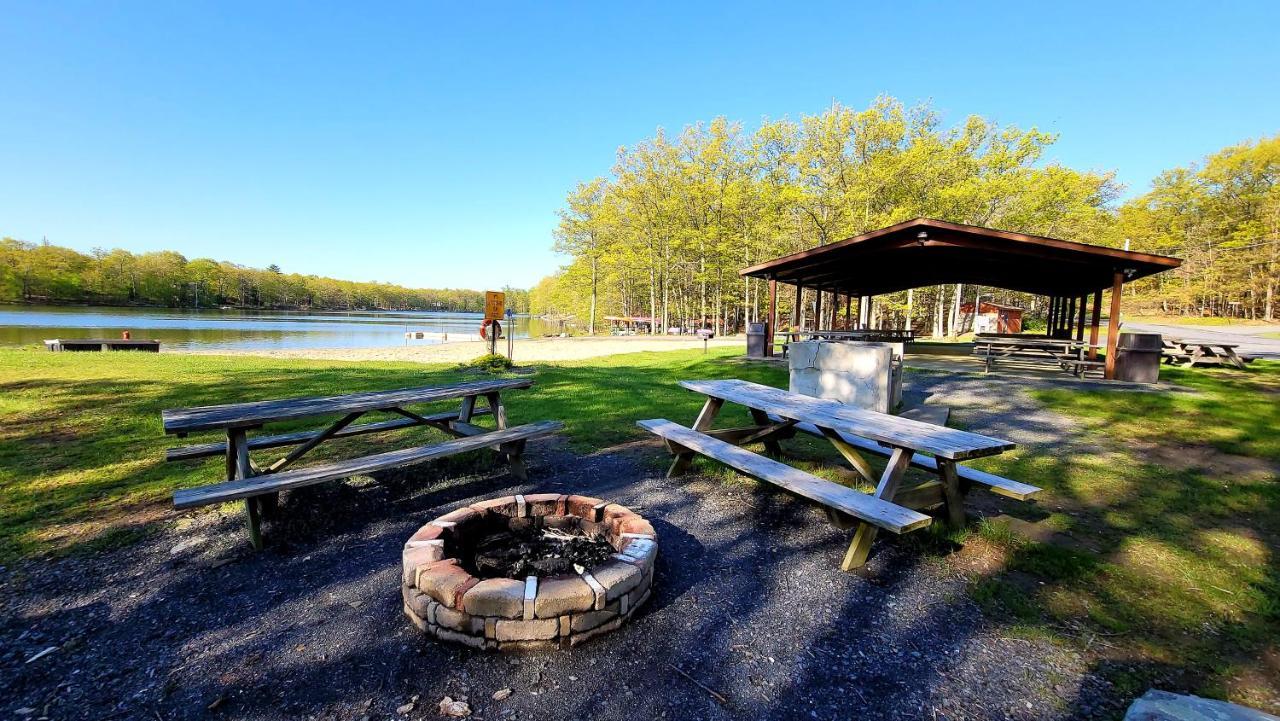 The Pocono'S Retreat With A Gameroom, Firepit, And Lake Bushkill Eksteriør billede