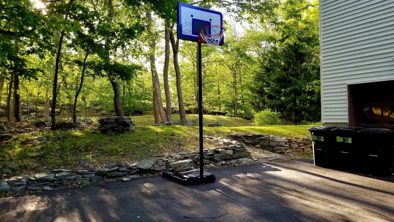 The Pocono'S Retreat With A Gameroom, Firepit, And Lake Bushkill Eksteriør billede